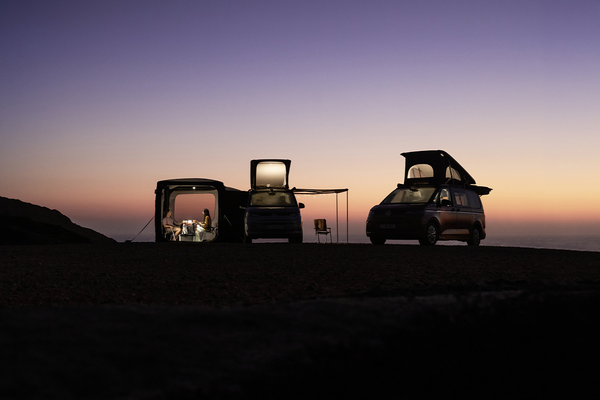 zwei Camper bei Nacht