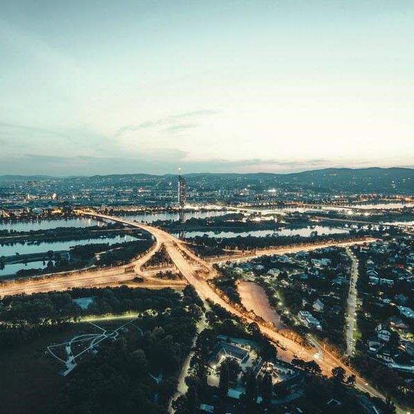 Eine Stadt bei Nacht mit beleuchteten Straßen