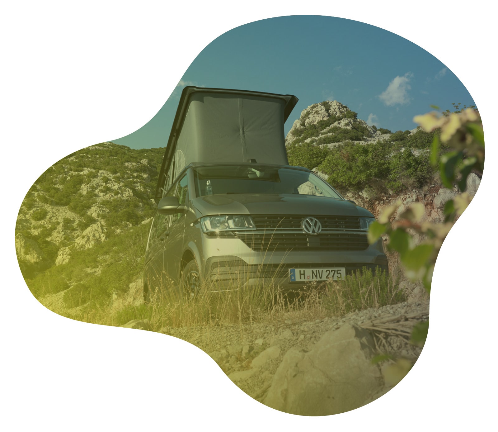 Ein VW California Ocean im Gebirge